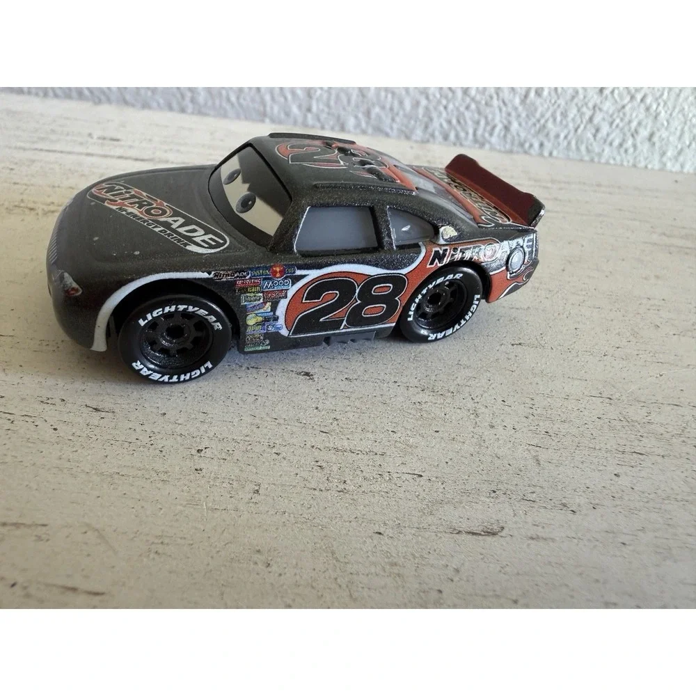 Voiture Disney‎ Cars NITROADE N° 28 AIKEN AXLER Métal 1/55eme FLASH MCQUEEN
